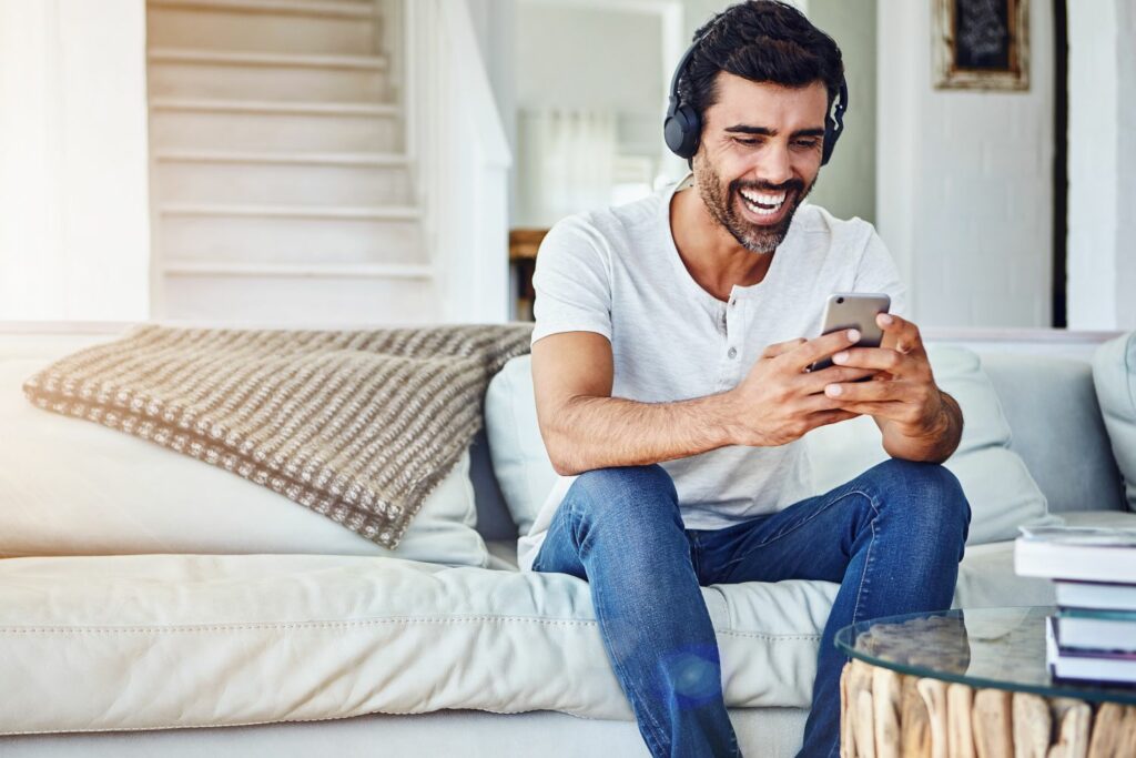 Comedy-Hörbücher: Mann lacht am Telefon